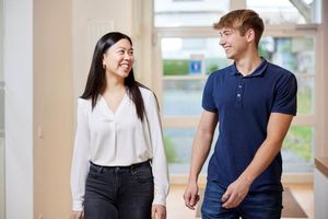 Studiere komplett auf Englisch und erweitere deinen Horizont durch eine einzigartige Studienerfahrung in mehr als drei Ländern.