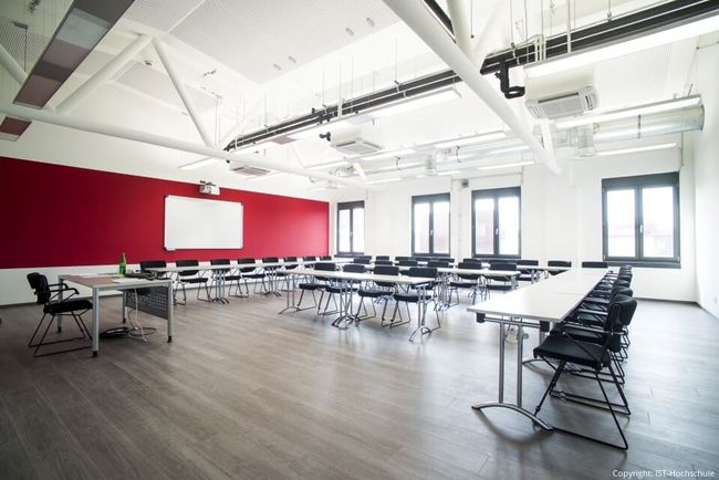 Moderne Seminarräume für die Präsenzphasen. Moderne Seminarräume für die Präsenzphasen.