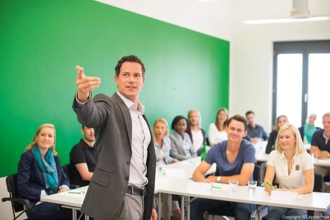 Flexibel und praxisnah: Studieren an der IST-Hochschule für Management. Flexibel und praxisnah: Studieren an der IST-Hochschule für Management.