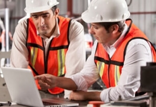 Uebersicht mba fuer ingenieure Zwei Ingenieure lernen gemeinsam für ihre MBA Prüfung