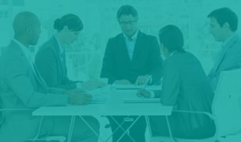 Compliance Manager sitzen in Besprechung