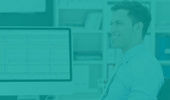 Controlling Student lernt am PC