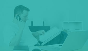 Entrepreneur sitzt am Arbeitsplatz und telefoniert