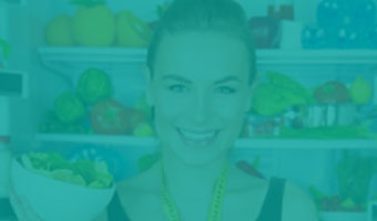 Gesundheitsmanagerin steht in Vorratsraum 