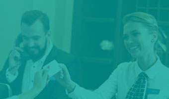 Hotelmanager stehen an Rezeption