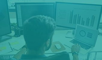 Digital Transformation Manager arbeitet am PC