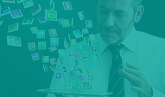 Medien teaser Tablet-Nutzer fliegen Symbole aus dem Bildschirm entgegen