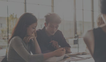 MBA Studierende arbeiteten gemeinsam an einer Gruppenarbeit