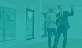 Absolvent des Real Estate Studiums führt Klientin an seinem ersten Arbeitstag durch eine Immobilie