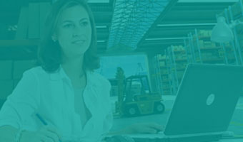 Studentin sammelt praktische Erfahrung in ihrem BWL Technik Studium