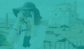 Tourismus Studentin fotografiert auf Studienreise