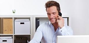 Mann telefoniert