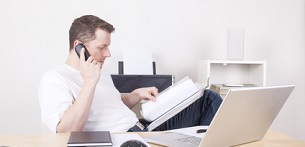 Junger Mann im Buero