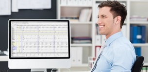 lachender Mann am PC