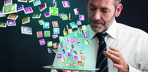 Geschäftsmann mit Tablet