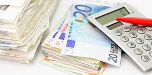 Geldscheine und Taschenrechner