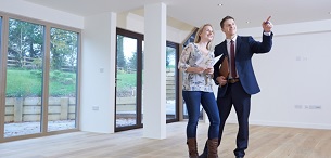 Mann und Frau in Wohnung