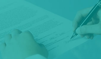 Mann unterschreibt einen Versicherungsvertrag