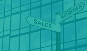 Vertrieb teaser Straßenschilder zeigen den Weg zu "Sales" und "Marketing" im Vertrieb