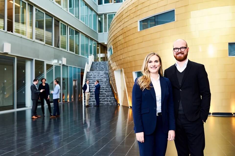 MBA-Studenten vor dem Auditorium (Golden Egg) MBA-Studenten vor dem Auditorium (Golden Egg)