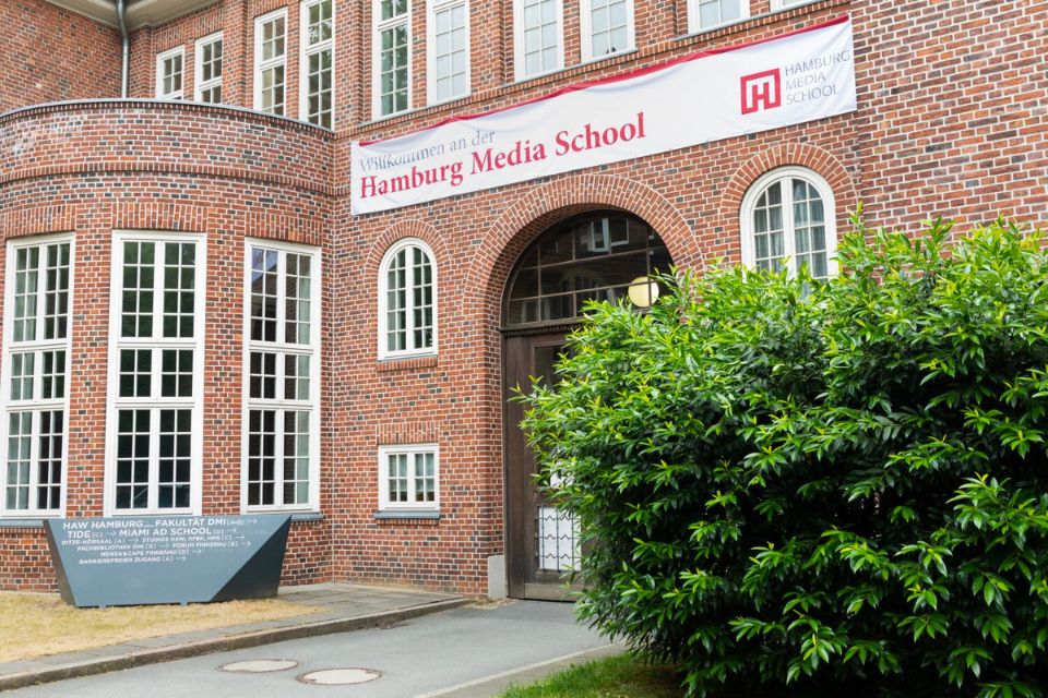 An der Hamburg Media School werden jedes Jahr viele begabte junge Medienschaffende ausgebildet. Vollzeit (MBA) wie berufsbegleitend (EMBA). An der Hamburg Media School werden jedes Jahr viele begabte junge Medienschaffende ausgebildet. Vollzeit (MBA) wie berufsbegleitend (EMBA).