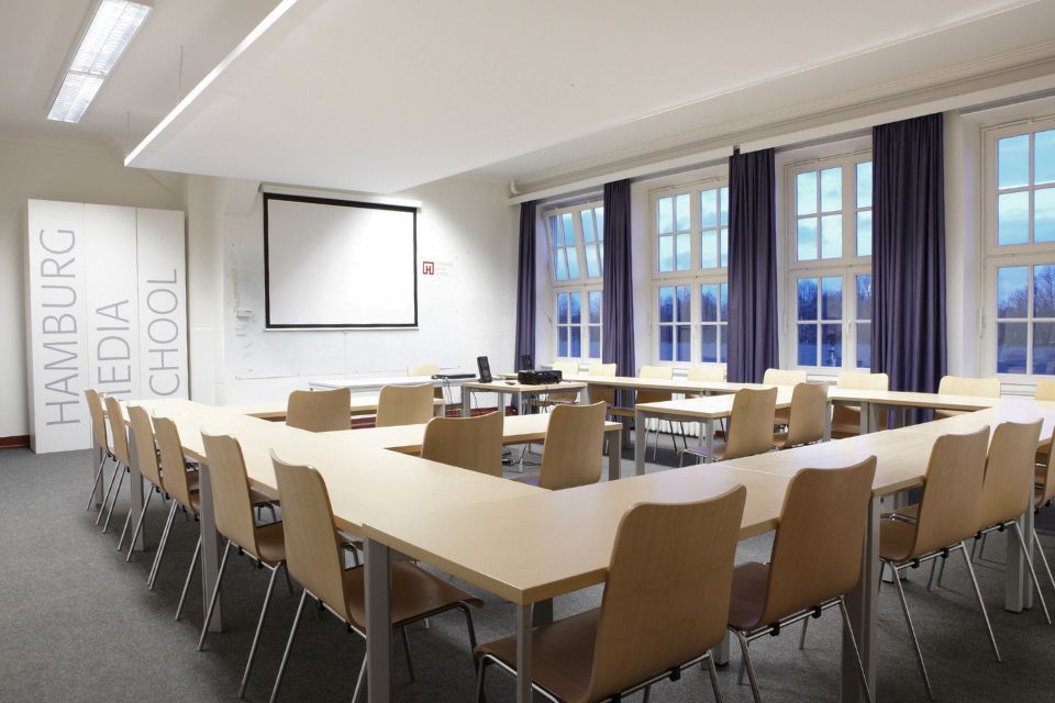 Studiert wird in modernen, lichtdurchfluteten Seminarräumen, welche den Studierenden auch außerhalb der Seminare zur Verfügung stehen.  Studiert wird in modernen, lichtdurchfluteten Seminarräumen, welche den Studierenden auch außerhalb der Seminare zur Verfügung stehen.